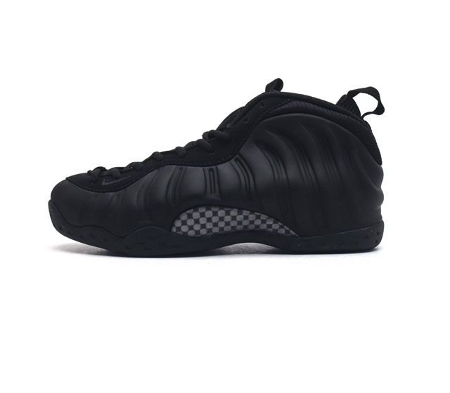 耐克nike Air Foamposite One 时尚运动鞋潮篮球鞋 是一双内场的后卫战靴 97年1月份首期发行 使用foamposite一次成型的喷塑鞋面