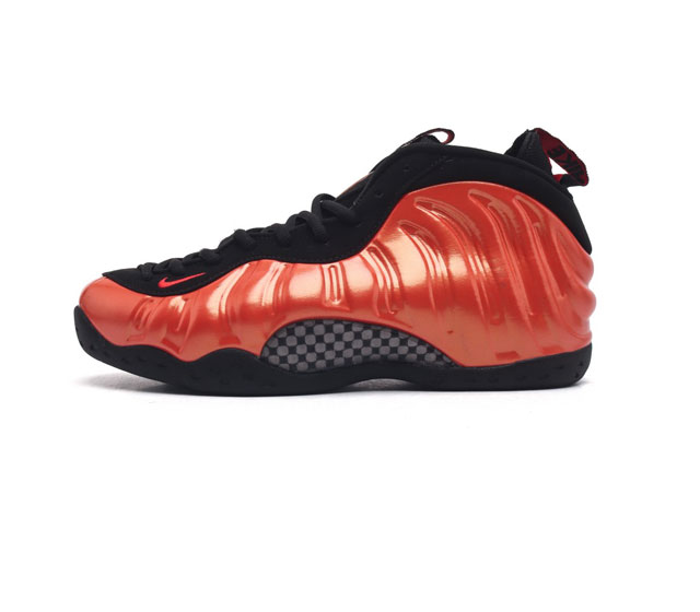 耐克nike Air Foamposite One 时尚运动鞋潮篮球鞋 是一双内场的后卫战靴 97年1月份首期发行 使用foamposite一次成型的喷塑鞋面