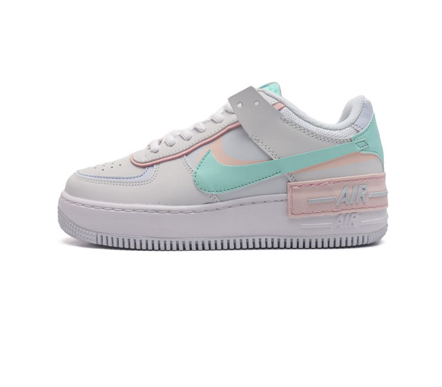 Nike 耐克低帮板鞋 空军一号 Af1马卡龙 Af1厚底增高百搭运动板鞋 Nike Air Force 1 Shadow 造型设计上与 Sacai X Nik