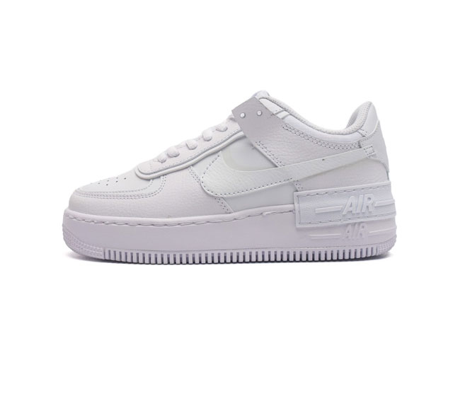 Nike 耐克低帮板鞋 空军一号 Af1马卡龙 Af1厚底增高百搭运动板鞋 Nike Air Force 1 Shadow 造型设计上与 Sacai X Nik