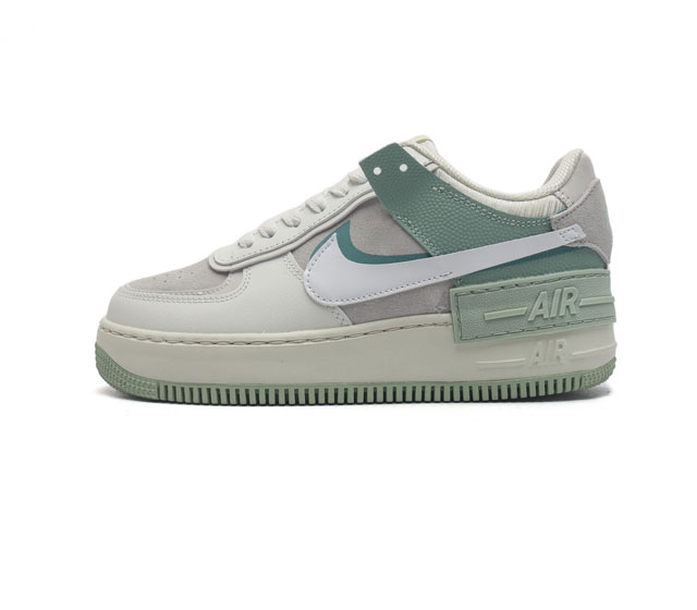 Nike 耐克低帮板鞋 空军一号 Af1马卡龙 Af1厚底增高百搭运动板鞋 Nike Air Force 1 Shadow 造型设计上与 Sacai X Nik