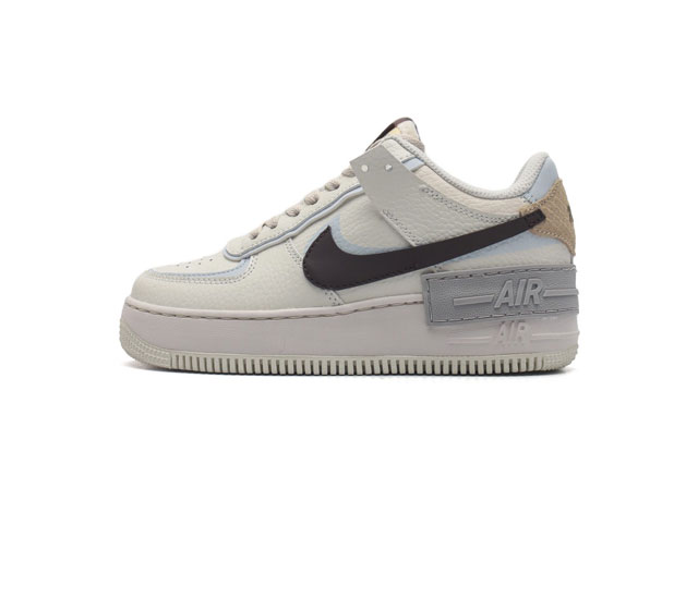 Nike 耐克低帮板鞋 空军一号 Af1马卡龙 Af1厚底增高百搭运动板鞋 Nike Air Force 1 Shadow 造型设计上与 Sacai X Nik