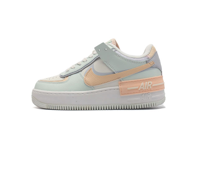 Nike 耐克低帮板鞋 空军一号 Af1马卡龙 Af1厚底增高百搭运动板鞋 Nike Air Force 1 Shadow 造型设计上与 Sacai X Nik