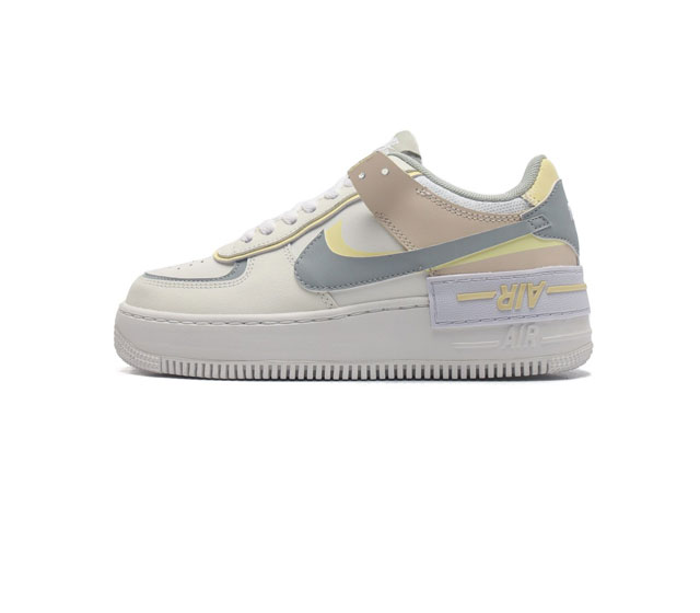 Nike 耐克低帮板鞋 空军一号 Af1马卡龙 Af1厚底增高百搭运动板鞋 Nike Air Force 1 Shadow 造型设计上与 Sacai X Nik