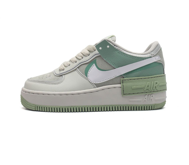 Nike 耐克低帮板鞋 空军一号 Af1马卡龙 Af1厚底增高百搭运动板鞋 Nike Air Force 1 Shadow 造型设计上与 Sacai X Nik