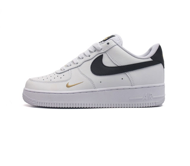 头层皮 耐克 Nike Air Force 1 React Qs 空军一号 低帮 含气垫百搭休闲运动板鞋 柔软 弹性十足的缓震性能和出色的中底设计 横跨复古与现