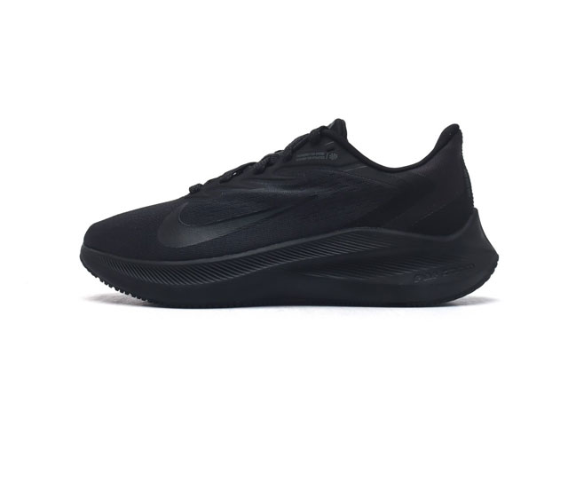 公司级 耐克 Nike Zoom Winflo 7 登月7代 跑鞋透气缓震疾速跑鞋 采用透气网眼鞋面搭配外翻式鞋口 为脚跟区域营造出色舒适度 而在鞋底部分 搭载