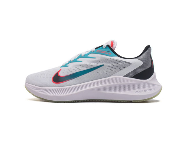 公司级 耐克 Nike Zoom Winflo 7 登月7代 跑鞋透气缓震疾速跑鞋 采用透气网眼鞋面搭配外翻式鞋口 为脚跟区域营造出色舒适度 而在鞋底部分 搭载