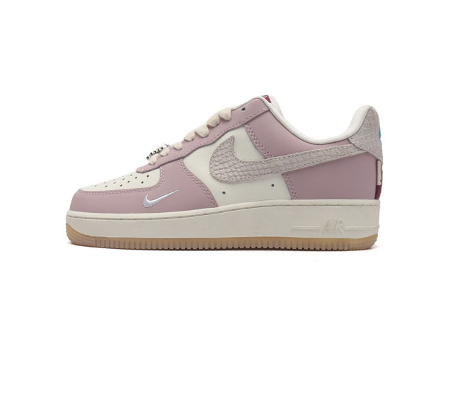 耐克 Nike Air Force 1 07 空军一号 Af 1 低帮 厚底增高百搭 休闲运动板鞋 柔软 弹性十足的缓震性能和出色的中底设计 横跨复古与现代的外