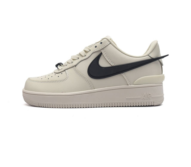 耐克 空军一号 Af1 低帮休闲板鞋 Ambush X Nk Air Force 7 Low Sp 空军一号联名标志性的swoosh延伸至鞋跟之外 鞋舌和鞋垫上