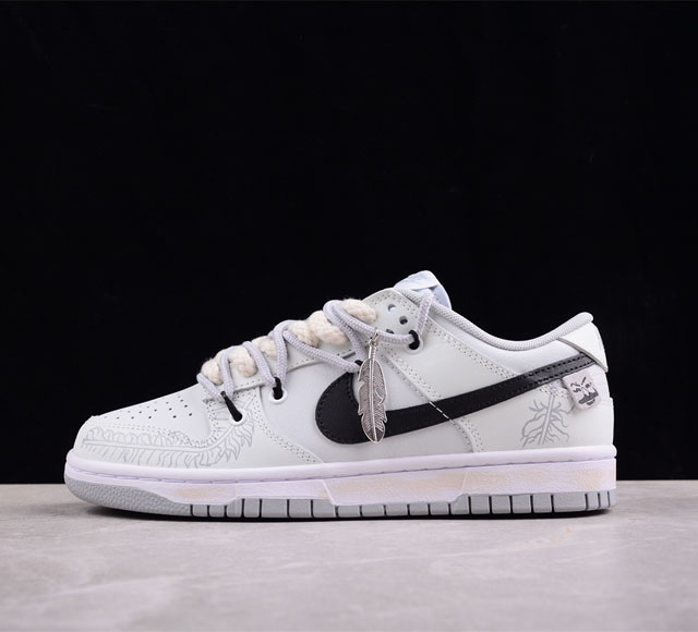 Nk Dunk Low 银饰羽毛 高街情侣 达芬奇定制 Sb绑带低帮休闲板鞋 Dj6188-001 整体配色为灰白 鞋头与尾部融入了羽毛的外形 鞋带处有实体羽毛