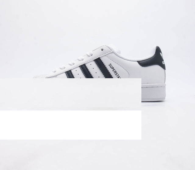 头层皮阿迪达斯 Adidas Superstar 三叶草经典贝壳头系列 新款休闲板鞋潮流男女士运动鞋 鞋面织物材质 标志性的贝壳鞋头 锯齿三条纹 简约的线条 就