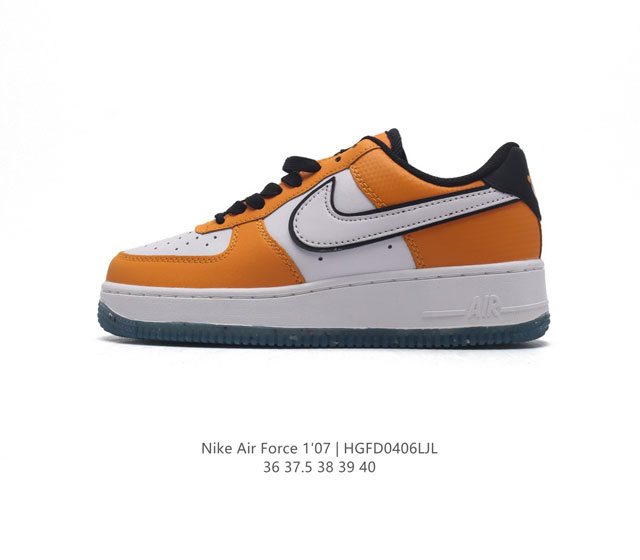 耐克 Nike Air Force 1 '07 Low 空军一号含气垫 低帮百搭厚底增高休闲运动板鞋。柔软、弹性十足的缓震性能和出色的中底设计，横跨复古与现代的