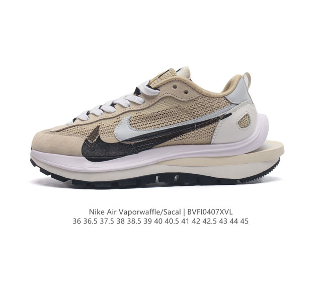 耐克 Sacai X Nike Vaporwaffle 华夫三代3.0 走秀重磅联名 鞋款由pegasus与vaporfly两款鞋型的设计元素共同构建，鞋身材质