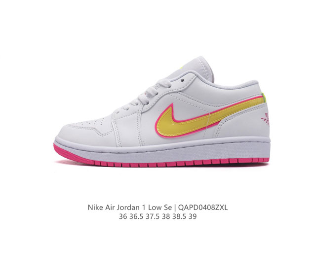 耐克 Nike Air Force 1 '07 Low 空军一号含气垫 低帮百搭厚底增高休闲运动板鞋。柔软、弹性十足的缓震性能和出色的中底设计，横跨复古与现代的