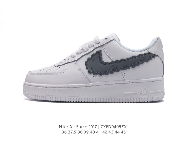 耐克 Nike Air Force 1 '07 Low 空军一号含气垫 低帮百搭厚底增高休闲运动板鞋。柔软、弹性十足的缓震性能和出色的中底设计，横跨复古与现代的