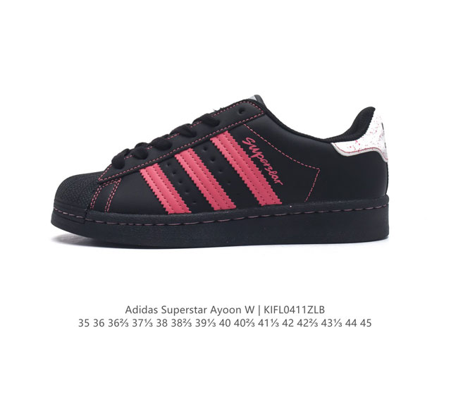 阿迪达斯 Adidas Superstar Ayoon W 三叶草运动鞋经典贝壳头板鞋 时尚女鞋 。真皮鞋面材质 标志性的贝壳鞋头，锯齿三条纹，简约的线条。就连