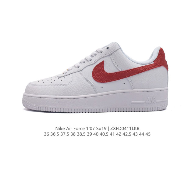 耐克 Nike Air Force 1 '07 Low 空军一号含气垫 低帮百搭厚底增高休闲运动板鞋。柔软、弹性十足的缓震性能和出色的中底设计，横跨复古与现代的