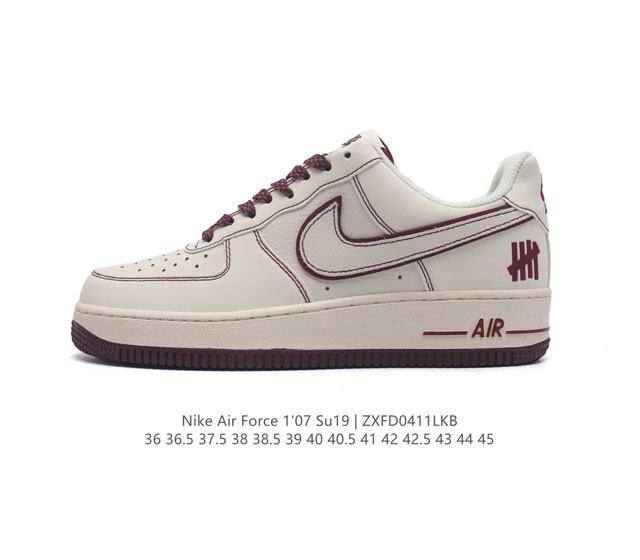 耐克 Nike Air Force 1 '07 Low 空军一号含气垫 低帮百搭厚底增高休闲运动板鞋。柔软、弹性十足的缓震性能和出色的中底设计，横跨复古与现代的