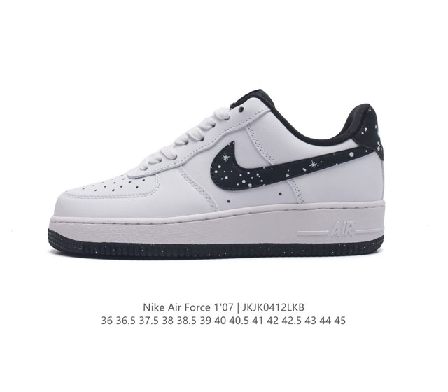 耐克 Nike Air Force 1 '07 Low 空军一号含气垫 低帮百搭厚底增高休闲运动板鞋。柔软、弹性十足的缓震性能和出色的中底设计，横跨复古与现代的