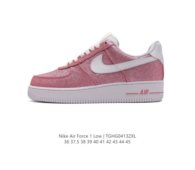 耐克 Nike Air Force 1 '07 Low 空军一号含气垫 低帮百搭厚底增高休闲运动板鞋。柔软、弹性十足的缓震性能和出色的中底设计，横跨复古与现代的