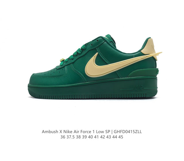 耐克 空军一号 Af1 低帮休闲板鞋 Ambush X Nk Air Force 1'07 Low S 空军一号联名标志性的swoosh延伸至鞋跟之外，鞋舌和鞋