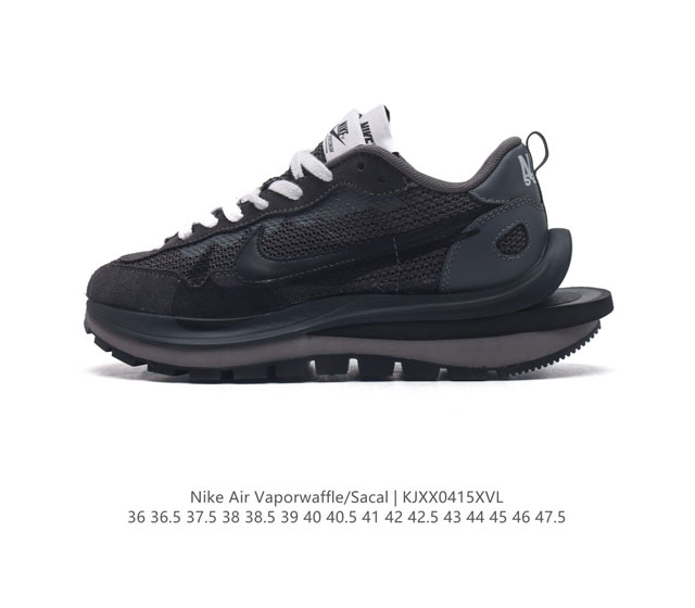 耐克 Sacai X Nike Vaporwaffle 华夫三代3.0 走秀重磅联名款运动鞋 。鞋款由pegasus与vaporfly两款鞋型的设计元素共同构建