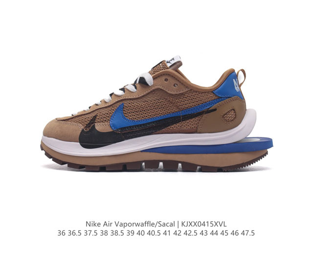 耐克 Sacai X Nike Vaporwaffle 华夫三代3.0 走秀重磅联名款运动鞋 。鞋款由pegasus与vaporfly两款鞋型的设计元素共同构建