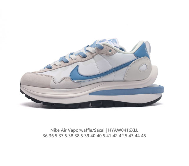 耐克 Sacai X Nike Vaporwaffle 华夫三代3.0 走秀重磅联名款运动鞋 。鞋款由pegasus与vaporfly两款鞋型的设计元素共同构建