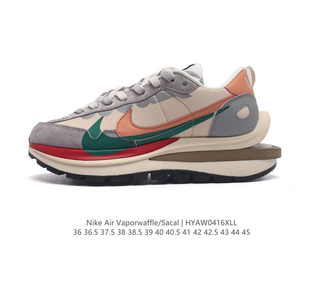 耐克 Sacai X Nike Vaporwaffle 华夫三代3.0 走秀重磅联名款运动鞋 。鞋款由pegasus与vaporfly两款鞋型的设计元素共同构建