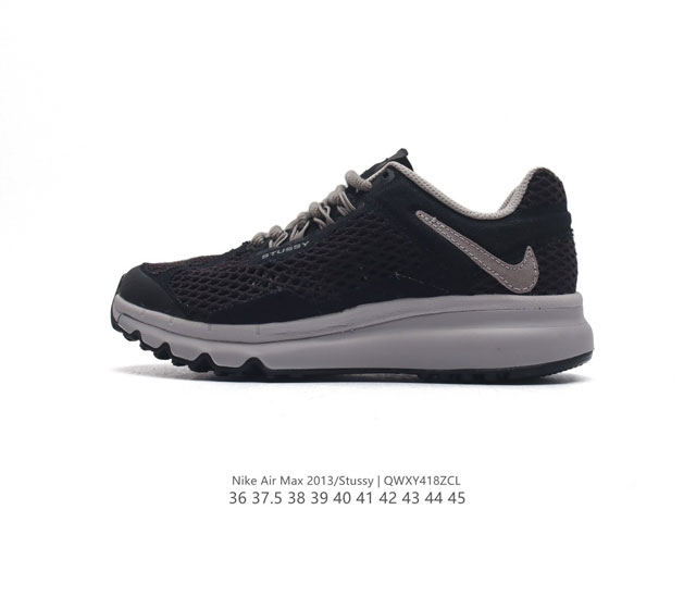 耐克 2022第二弹联乘登场 Stüssy × Nike Air Max 2013联名小倒钩黑色男女跑鞋。此次联乘鞋款的鞋型以及科技应用以 Air Max 20