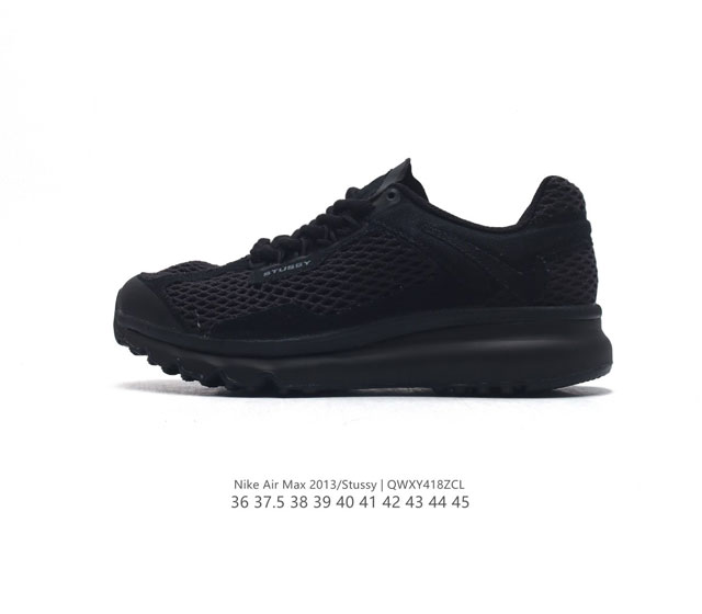 耐克 2022第二弹联乘登场 Stüssy × Nike Air Max 2013联名小倒钩黑色男女跑鞋。此次联乘鞋款的鞋型以及科技应用以 Air Max 20