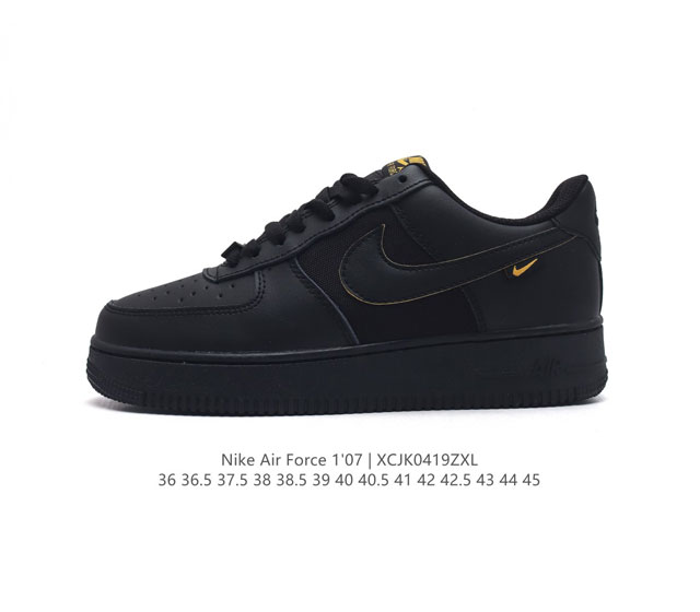 耐克 Nike Air Force 1 '07 Low 空军一号含气垫 低帮百搭厚底增高休闲运动板鞋。柔软、弹性十足的缓震性能和出色的中底设计，横跨复古与现代的