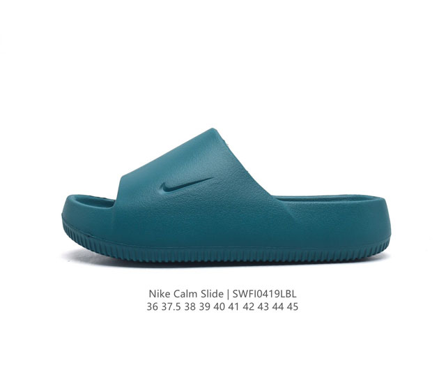 耐克 Nike Calm Slide 经典运动拖鞋时尚厚底增高男女一字拖鞋 沙滩鞋，拖鞋的外观十分吸引人，融合了舒适与时尚的元素，延续了简约独特的美学风尚，一体