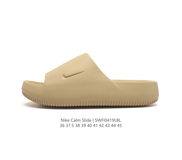 耐克 Nike Calm Slide 经典运动拖鞋时尚厚底增高男女一字拖鞋 沙滩鞋，拖鞋的外观十分吸引人，融合了舒适与时尚的元素，延续了简约独特的美学风尚，一体