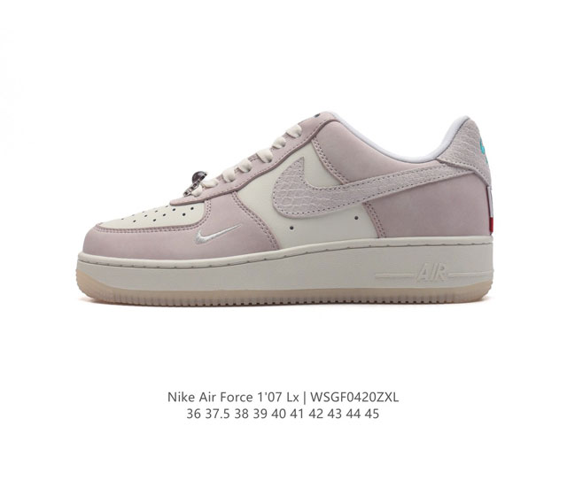 耐克 Nike Air Force 1 '07 Low 空军一号含气垫 低帮百搭厚底增高休闲运动板鞋。柔软、弹性十足的缓震性能和出色的中底设计，横跨复古与现代的