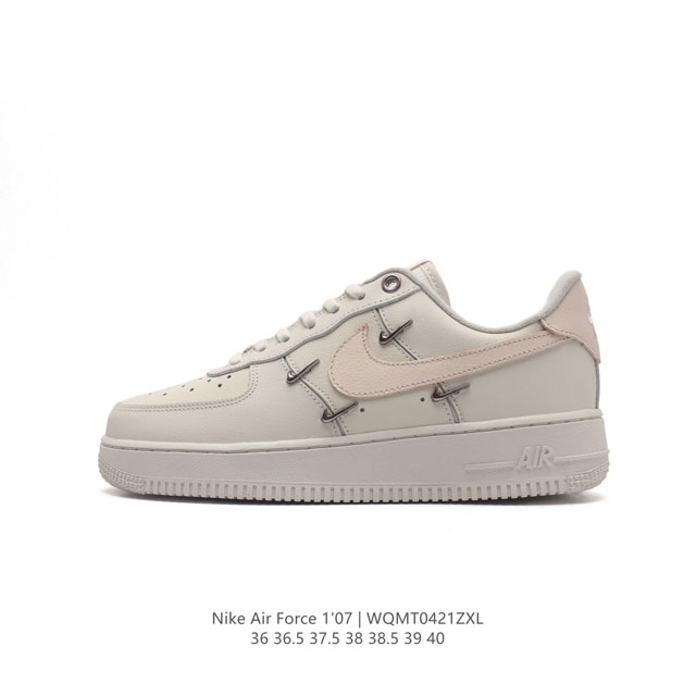 耐克 Nike Air Force 1 '07 Low 空军一号含气垫 低帮百搭厚底增高休闲运动板鞋。柔软、弹性十足的缓震性能和出色的中底设计，横跨复古与现代的