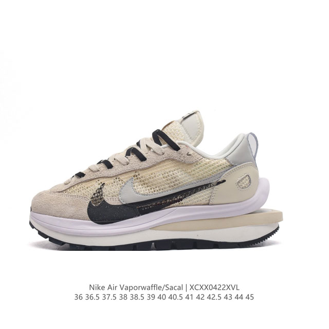 耐克 Sacai X Nike Vaporwaffle 华夫三代3.0 走秀重磅联名款运动鞋 。鞋款由pegasus与vaporfly两款鞋型的设计元素共同构建