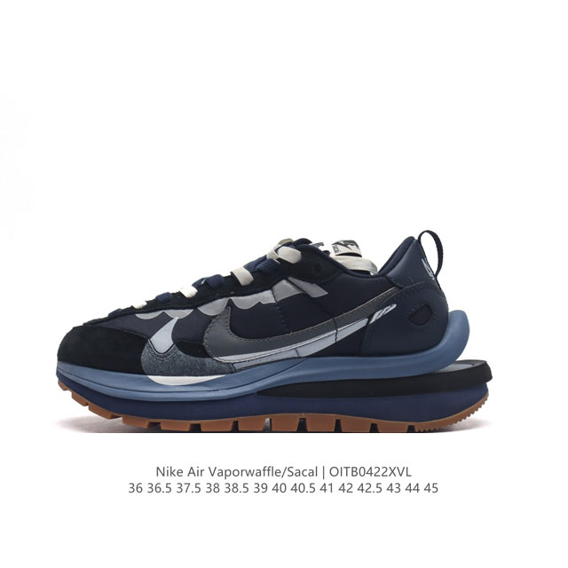 耐克 Sacai X Nike Vaporwaffle 华夫三代3.0 走秀重磅联名款运动鞋 。鞋款由pegasus与vaporfly两款鞋型的设计元素共同构建