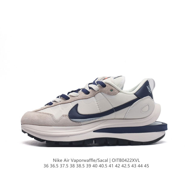 耐克 Sacai X Nike Vaporwaffle 华夫三代3.0 走秀重磅联名款运动鞋 。鞋款由pegasus与vaporfly两款鞋型的设计元素共同构建