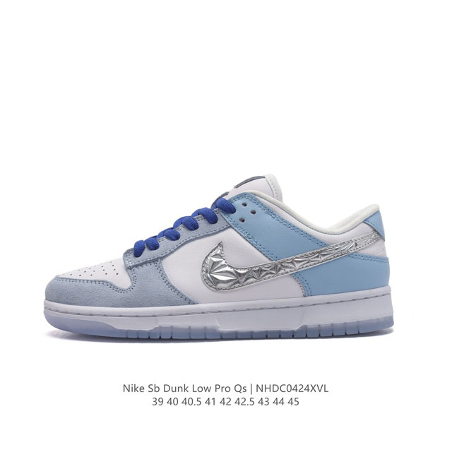 耐克 April Skateboards X Nk Sb Dunk Low 联名款 冰封玫瑰 Sb扣碎篮板时尚休闲运动板鞋。配色采用白色网眼鞋面、皮革鞋头和 T