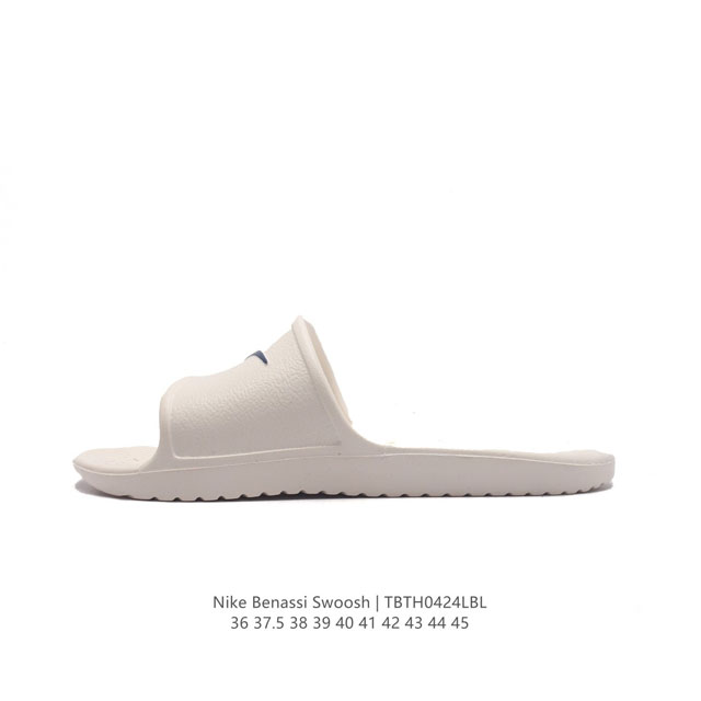 斯图西联名款stussy X Nike Benassi 拖鞋 一字拖男女凉拖鞋沙滩鞋。一直广受青睐的nike Sportswear 主打单品搭载了独具特色的鞋款