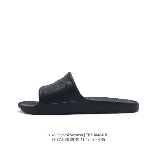 斯图西联名款stussy X Nike Benassi 拖鞋 一字拖男女凉拖鞋沙滩鞋。一直广受青睐的nike Sportswear 主打单品搭载了独具特色的鞋款