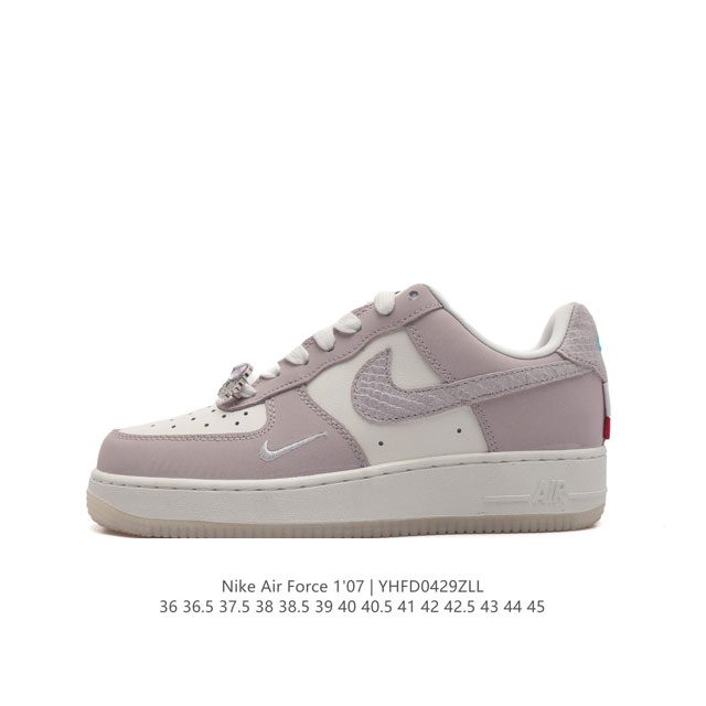 特价 耐克 Nike Air Force 1 '07 Low 空军一号含气垫 低帮百搭厚底增高休闲运动板鞋。柔软、弹性十足的缓震性能和出色的中底设计，横跨复古与