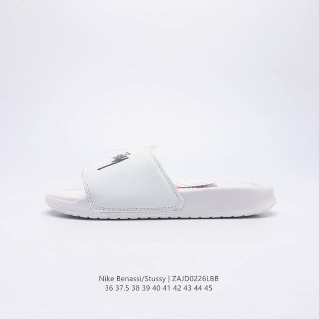 斯图西联名款stussy X Nike Benassi 拖鞋 一字拖男女凉拖鞋沙滩鞋 一直广受青睐的nike Sportswear 主打单品搭载了独具特色的鞋款