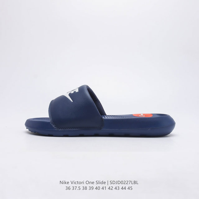 耐克 Nike Victori One Slide 耐克 夏季时尚舒适 高品质 一字拖鞋沙滩鞋拖鞋 采用全新柔软泡棉，响应灵敏，轻盈非凡，打造休闲舒适的穿着体验