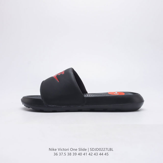 耐克 Nike Victori One Slide 耐克 夏季时尚舒适 高品质 一字拖鞋沙滩鞋拖鞋 采用全新柔软泡棉，响应灵敏，轻盈非凡，打造休闲舒适的穿着体验