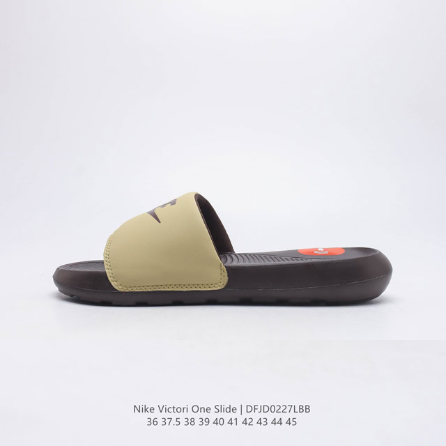 耐克 Nike Victori One Slide 耐克 夏季时尚舒适 高品质 一字拖鞋沙滩鞋拖鞋 采用全新柔软泡棉，响应灵敏，轻盈非凡，打造休闲舒适的穿着体验