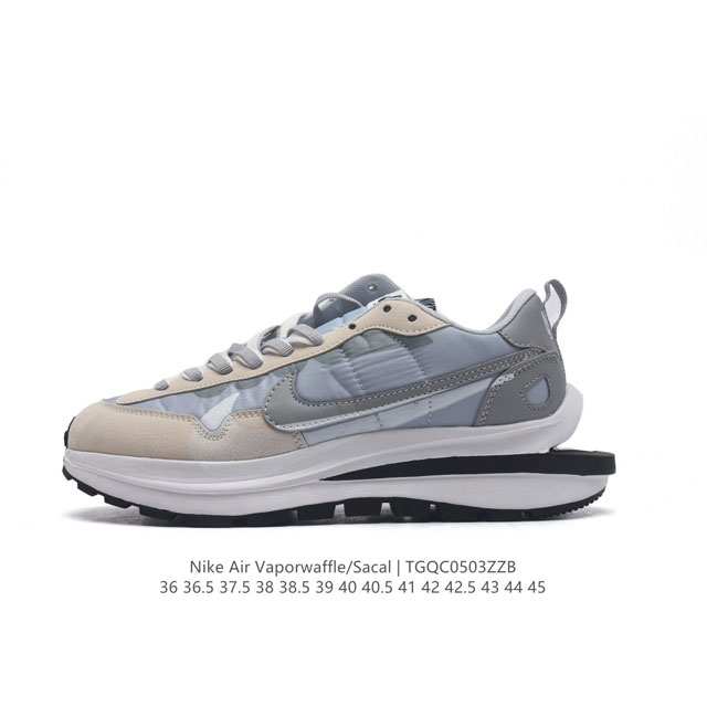 耐克 Sacai X Nike Vaporwaffle 华夫三代3.0 走秀重磅联名款运动鞋 。鞋款由pegasus与vaporfly两款鞋型的设计元素共同构建