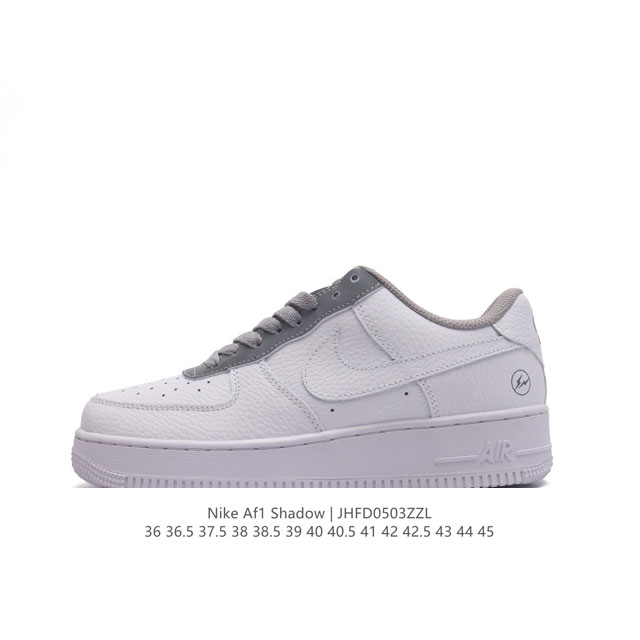 耐克 Nike Air Force 1 '07 Low 空军一号含气垫 低帮百搭厚底增高休闲运动板鞋。柔软、弹性十足的缓震性能和出色的中底设计，横跨复古与现代的